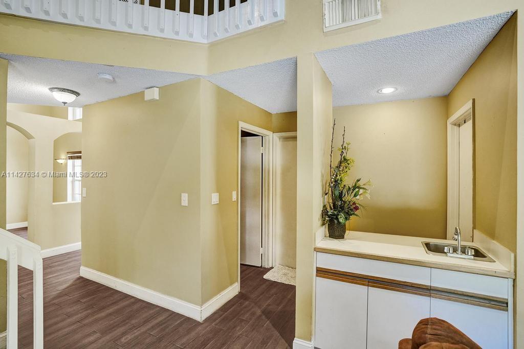 Listing Photo 12