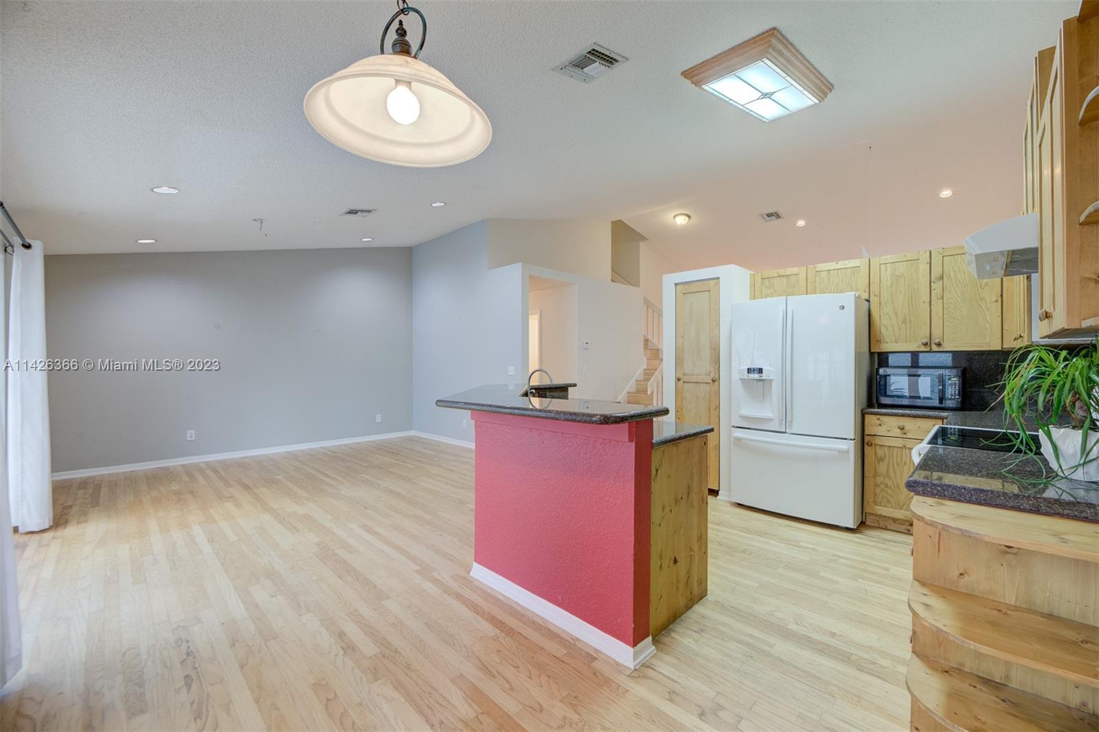 Listing Photo 11