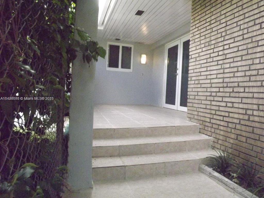 Updated unique Twin-Home, Huge main Master bedroom suite, bath and large walking closet. 4 bedrooms available with and extra room for office, two have their own bath inside. 2 Bonus room with AC. Laundry room and covered screened patio. All new Stainless Steel appliances and washer and dryer in the unit. Fenced yard with remote control car gate opener. Programmable and automatic outside lighting. City water and septic, automatic sprinkler system. Walk to veterans Pincrest Village Park and Shopping. Best school in a desirable friendly family neighborhood. Lawn care included.
