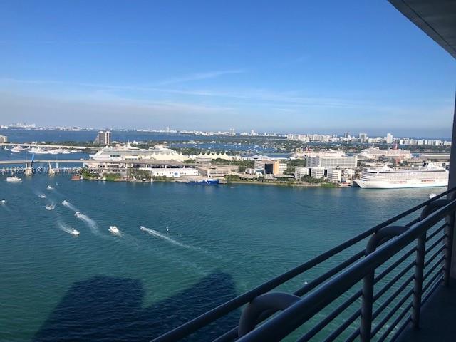 Split floorplan 2 bed/ 2 baths unit with amazing views of Biscayne Bay, city, Port of Miami and the ocean. Great amenities and 24hr security. Excellent location in Downtown Miami. Just a few steps from restaurants, shops, banks, entertainment and much more. It's a must see!