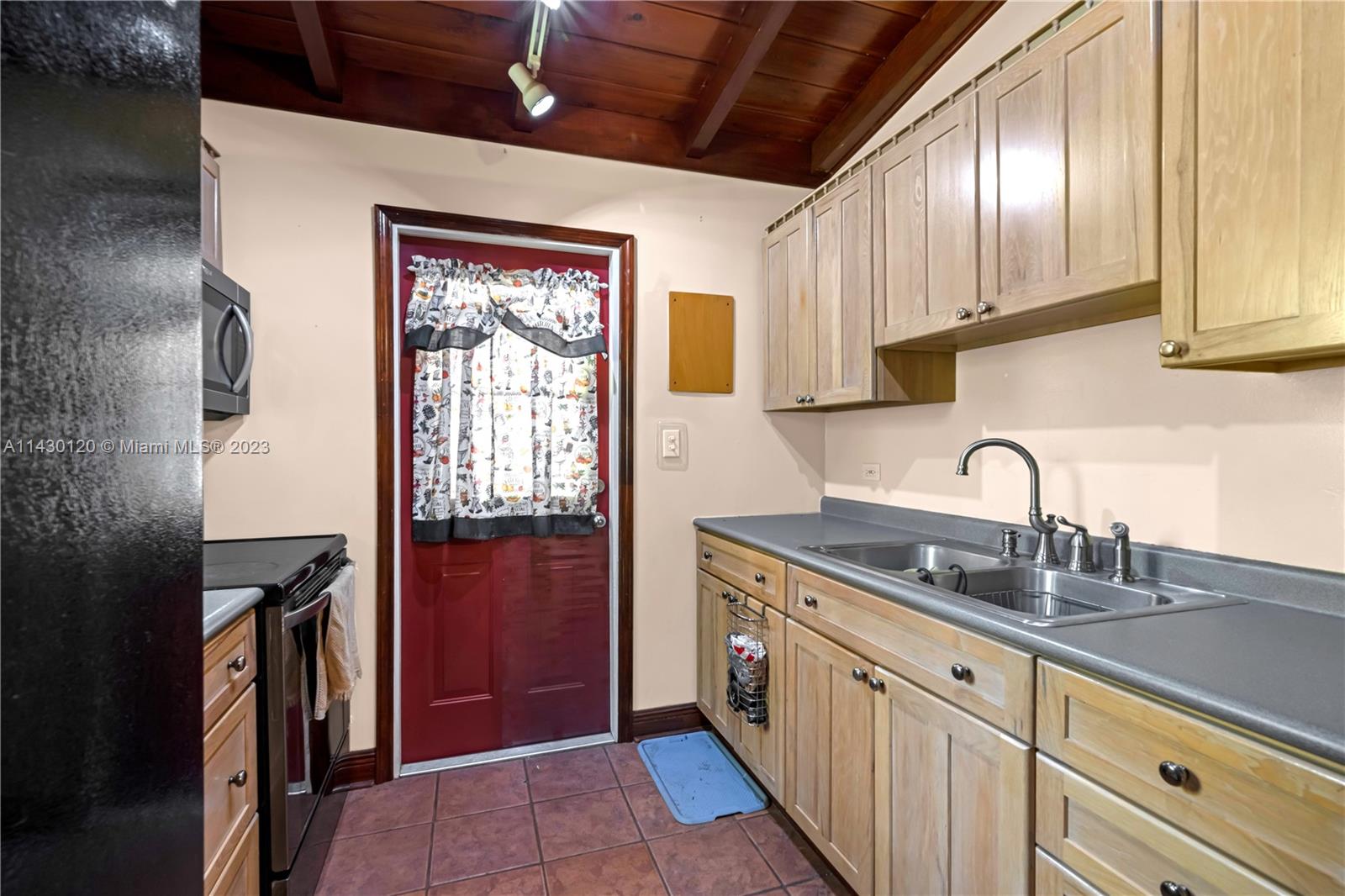 Listing Photo 10