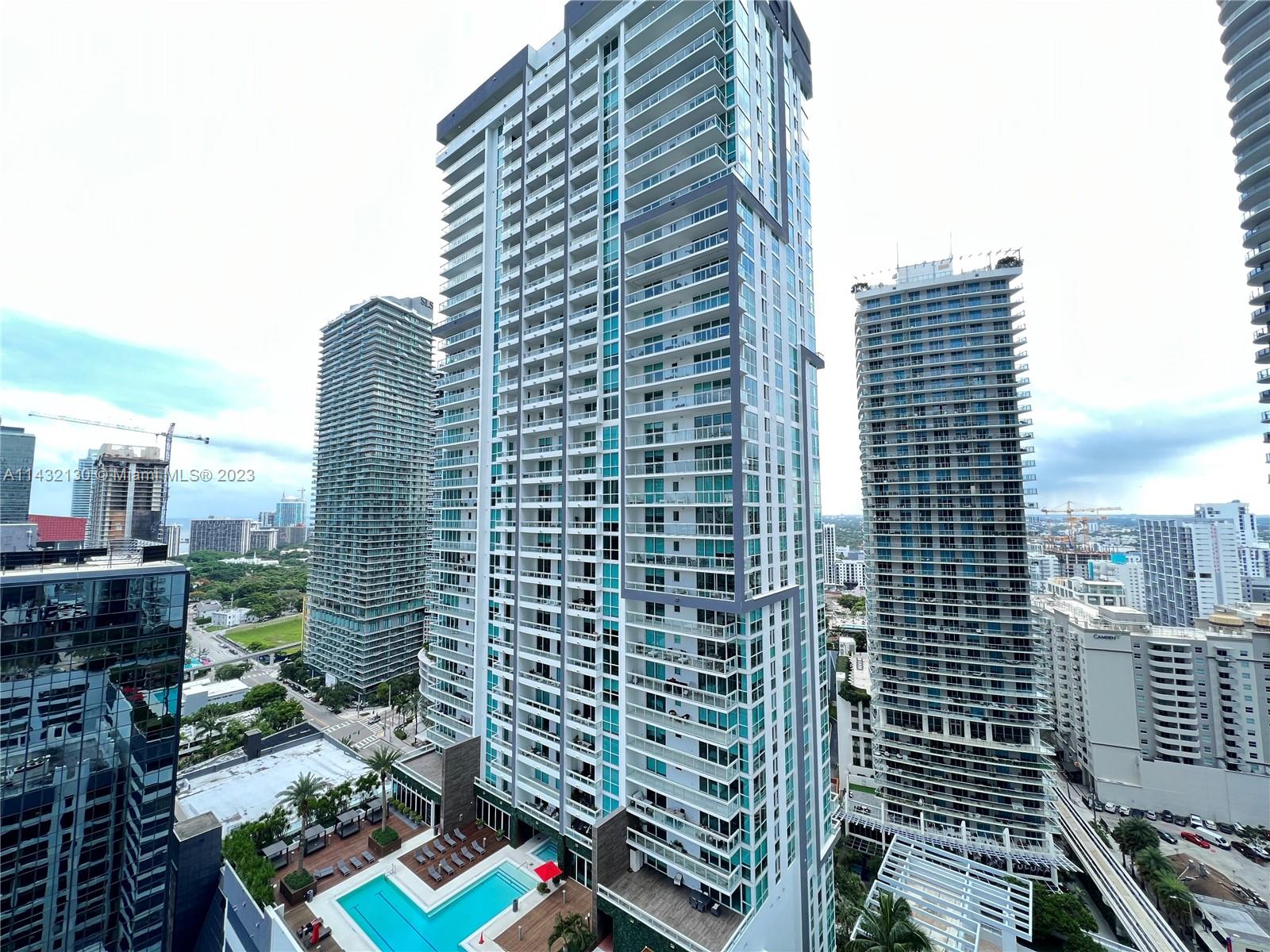 HUGE 1 BED/1 BATH AT CENTRALLY LOCATED 1060 BRICKELL. JUST STEPS FROM MARY BRICKELL VILLAGE, SHOPS, NIGHT LIFE AND RESTAURANTS. PETS WELCOMED UNDER 20 LBS WITH PET FEE. TILE THROUGHOUT. BEST LOCATION IN BRICKELL!! DO NOT MISS THIS OPPORTUNITY