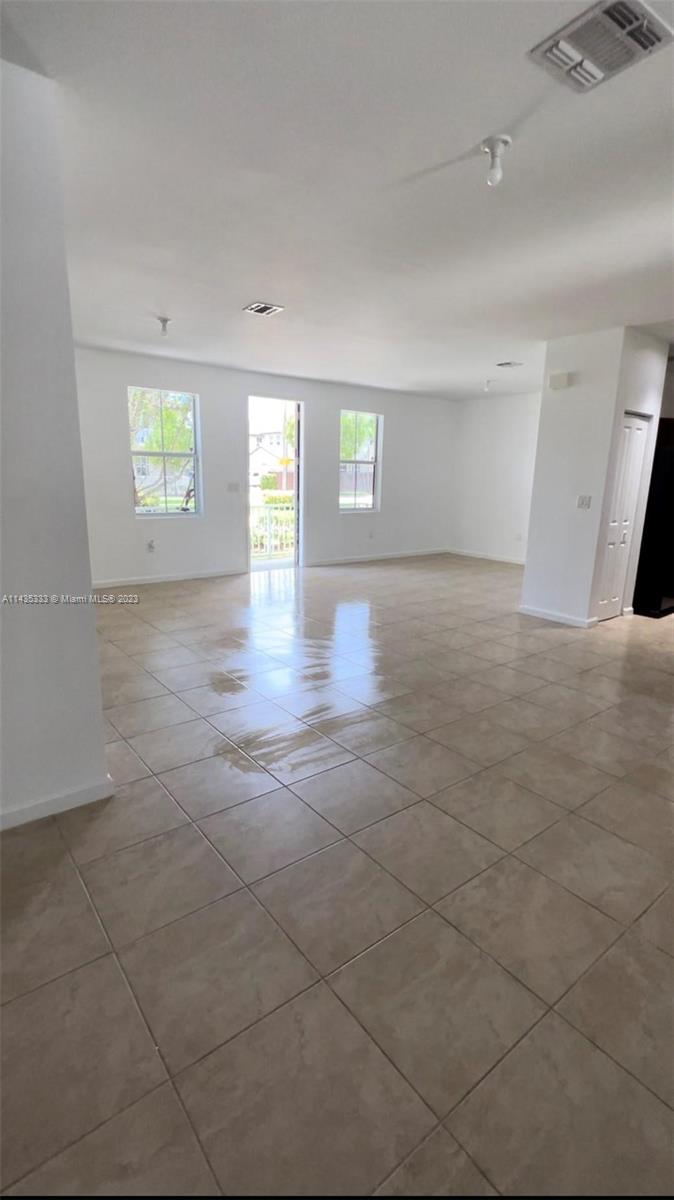 This modern four-bedroom townhouse is located in a quiet and well-kept residential complex, providing a pleasant and welcoming atmosphere. Upon entering the property, you are greeted by a bright and well-designed hall that leads to a spacious lounge. The open plan of the lounge and dining room allows for a fluidity in the space, perfect for entertaining and family living. Large windows allow natural light to fill the living room, creating a warm and inviting atmosphere. Upstairs you will find four spacious bedrooms, each with their own space and character. The master suite is a true haven, with ample space for a king-size bed, a generous walk-in closet, and a private bathroom. The other bedrooms also offer ample space and natural light, making them ideal places to sleep, work or study.