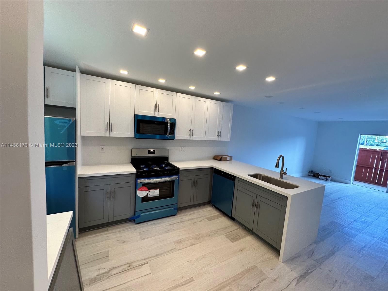 Completely remodeled 1 BEDROOM AND 1 AND 1/2 BATH unit with new floors, new kitchen, new vanities, new bathrooms, new appliances, new countertops.  appliances include refrigerator, microwave/hood, dishwasher, gas stove/oven. Walking distance to Dadeland Mall, around the corner from us1, washer and dryer inside unit. Community pool, tennis courts, gym.   Won't last!
 24 HOUR GATED SECURITY