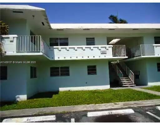 Centrally located 2 bedroom/ 2 bath unit in the heart of Miami. Unit has two good size bedrooms. Minutes away from Downtown Dadeland, Dadeland mall , Metrorail University of Miami, shops and dinning. Tennis/ racquet courts, pool, clubhouse, fitness center and more. This apartment can be utilized by and end user or investor. Current tenant is month to month.