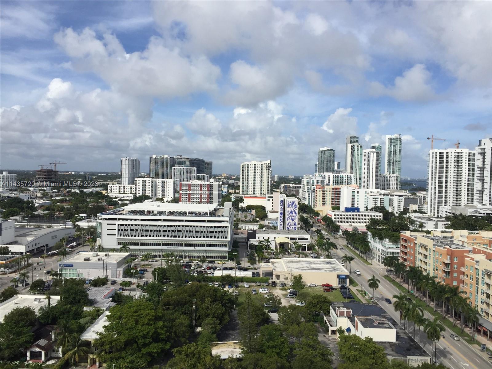 Beautiful and spacious 2/2 unit right on Biscayne Blvd with great views. 2 balconies, balcony on living area and master bedroom.
Walking distance to restaurants, shopping, entertainment and parks.Close to the Convention Center, Opera House, Miami Airlines Arena, Bayside Marketplace.
The unit comes with one assigned parking space