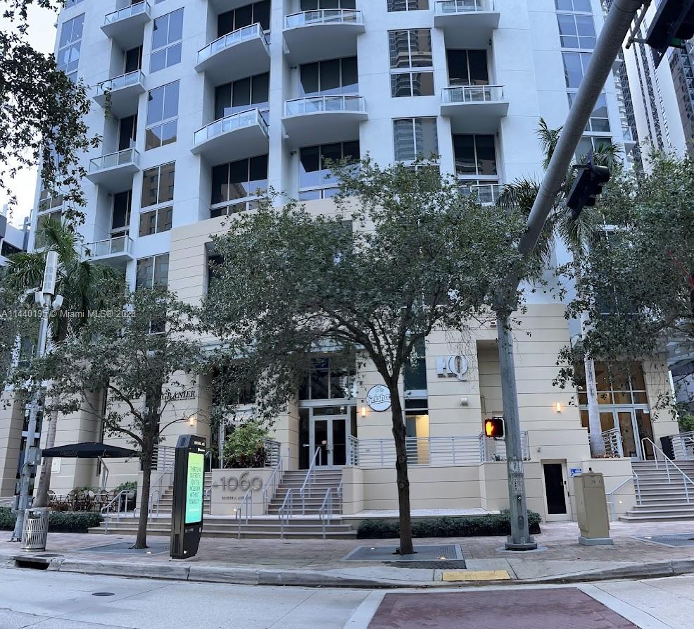 FULLY FURNISHED. Tastefully decorated 1 bed, 1.5 bath, Two-story loft style with amazing Miami Skyline and Sunset views. High floor. The apartment comes with high-end furnishings.
Located in the heart of Brickell. Walking distance to Mary Brickell Village, Brickell City Centre, Restaurants, Bars, Shops, and Metrorail Station. 
Building amenities include Fitness Center, Swimming Pool, Business center, Virtual Golf, Valet parking, 24hr Concierge, and Security.  AVAILABLE SEPTEMBER 1ST.