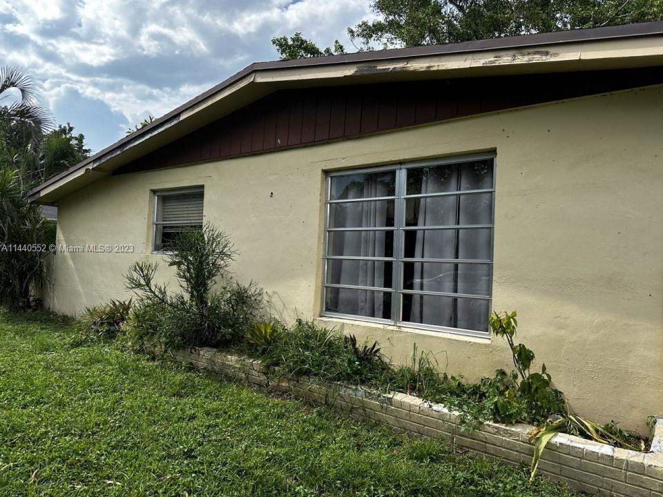 Photo 1 of 5751 SW 39th St in Davie - MLS A11440552