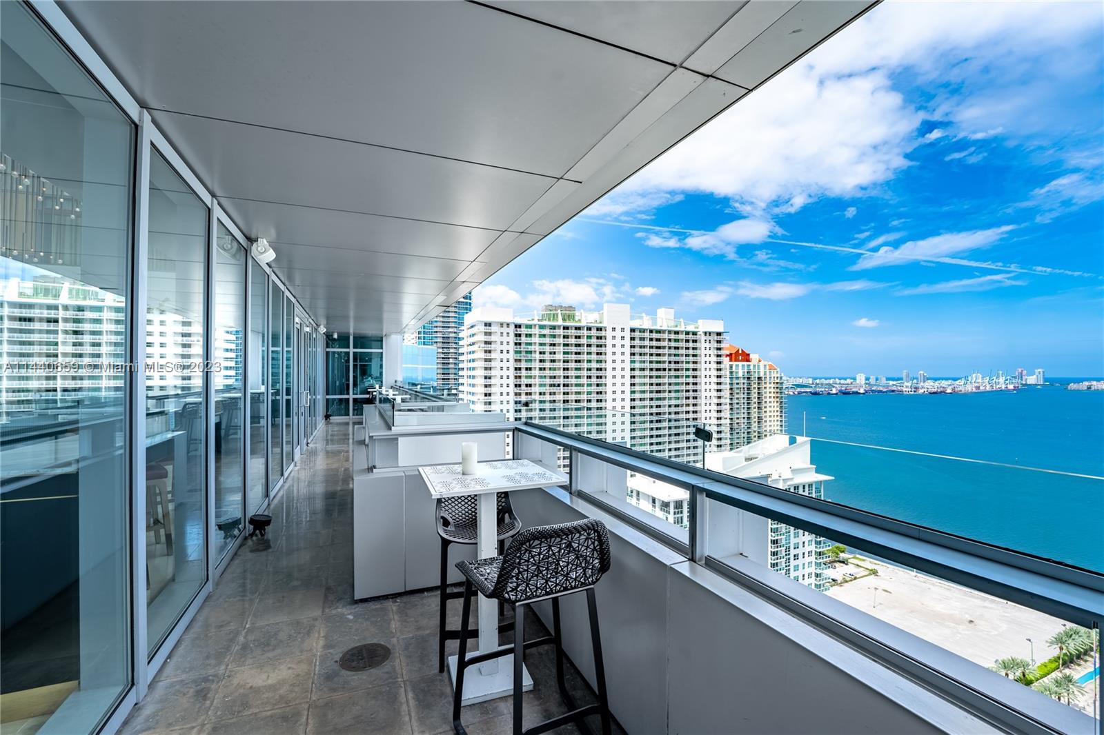 Amazing 1/1 fully furnished and equipped apartment located in the heart of Miami, Brickell financial district. 5-stars services and amenities of the AKA Brickell Hotel. The hotel-condo has an incredible view of the skyline in Brickell Not in the hotel program. Airbnb approved