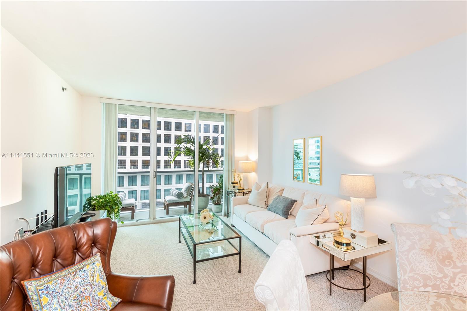 NEW FLOORS! AMAZING ONE BEDROOM ONE BATH IN THE HEART OF BRICKELL! UNIT HAS EUROPEAN KITCHEN, WOOD CABINETS AND STAINLESS STEEL APPLIANCES. BUILDING FEATURES ADVANCED TECHNOLOGY WITH ROOF TOP POOL, SPORTS BAR, PARTY ROOM, THEATER, FITNESS CENTER, SPA, SAUNA, STEAM ROOM, JACUZZI. EXCELLENT LOCATION ON BRICKELL AVE. ONE BLOCK FROM DOWNTOWN AND BRICKELL CITY CENTRE. AVAILABLE NOW!!
