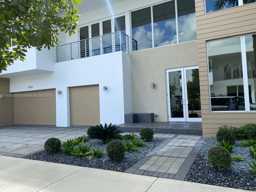 Photo 2 of 10240 NW 74th Ter in Doral - MLS A11445259