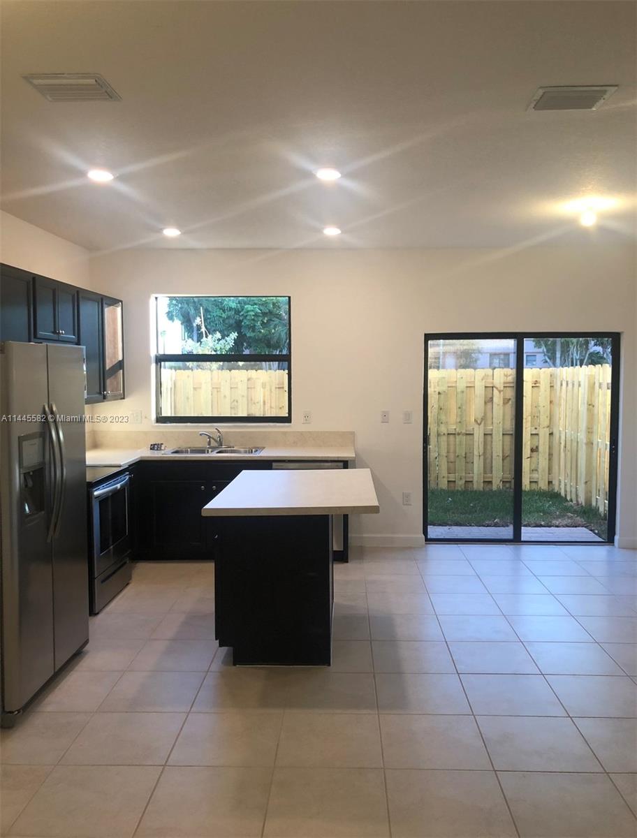 Photo 2 of 305 NE 208th Ter in Miami - MLS A11445582