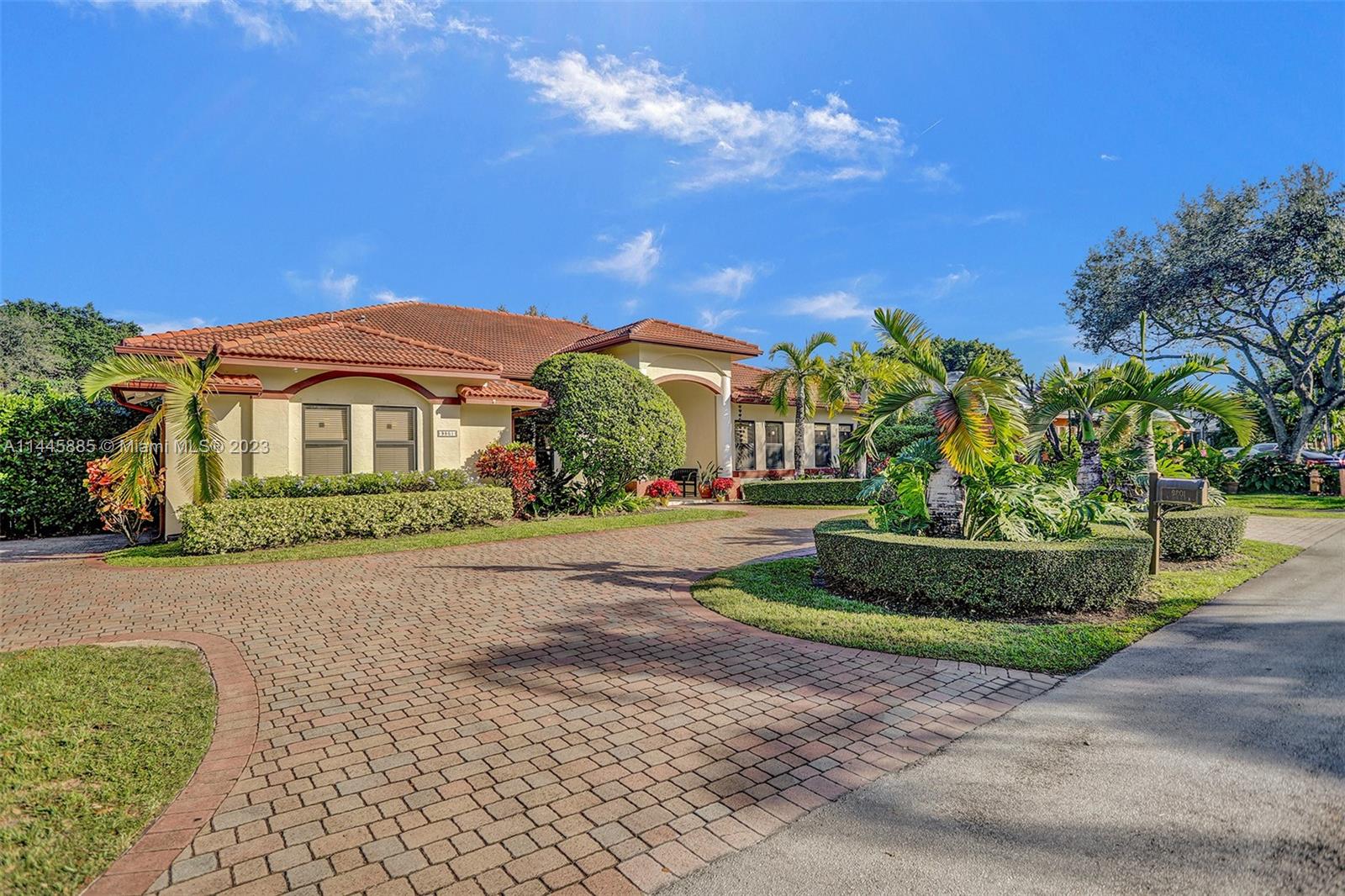 Photo 2 of 9801 SW 73rd Ave in Pinecrest - MLS A11445885