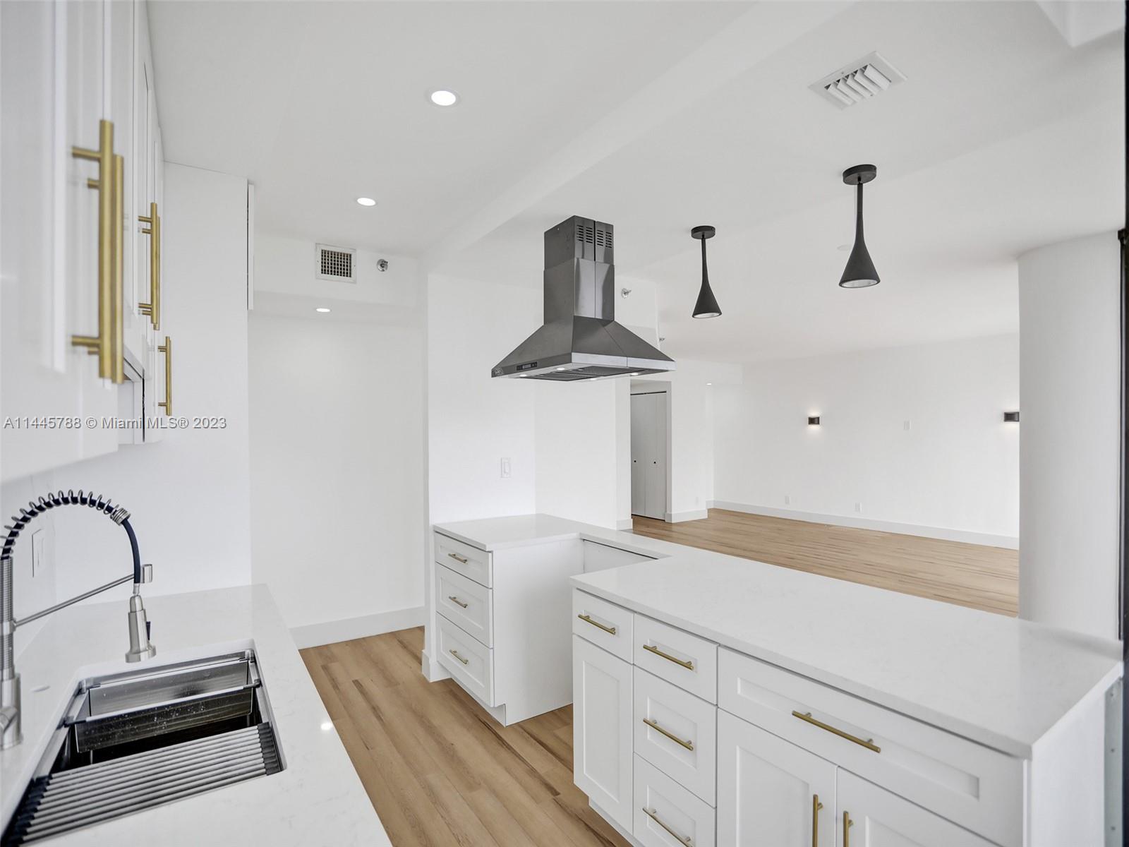 Photo 2 of 1000 Isl Blvd Williams Is Apt 1206 in Aventura - MLS A11445788