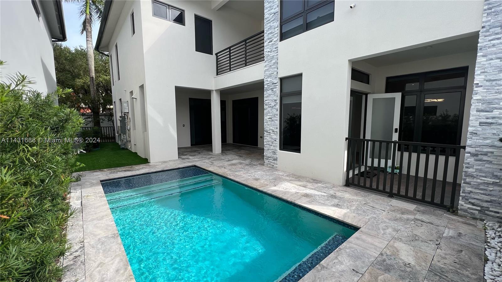 Photo 1 of 8127 NW 48th Ter in Doral - MLS A11431688