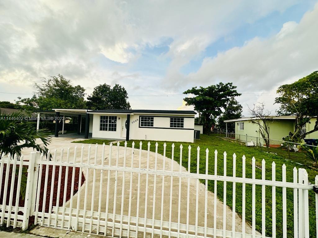 Photo 2 of 5535 NW 173rd Dr in Miami Gardens - MLS A11446402