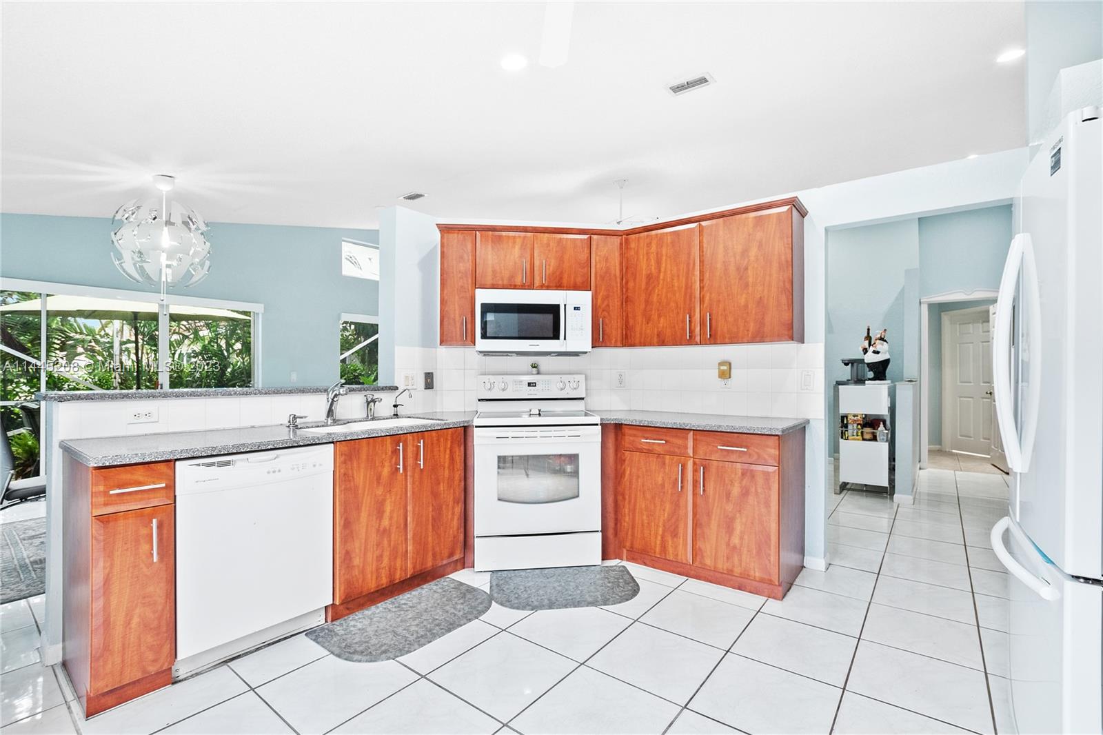 Listing Photo 11