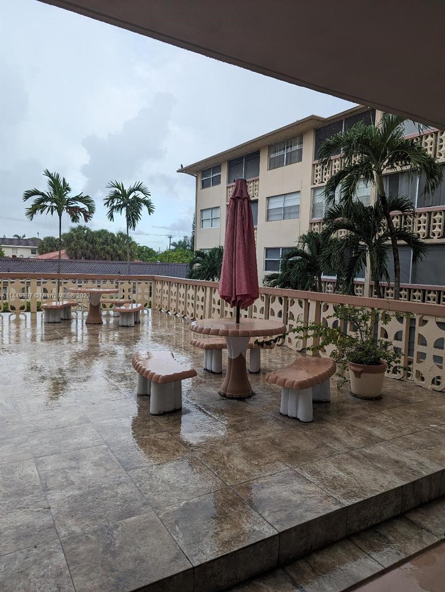 ALL AGES COMFORTABLE SECOND FLOOR SPLIT TWO BEDROOMS AND TWO BATHS. WALKING TO THE BEACH, SHOPPING CENTER, SUPERMARKETS, BANKS, RESTAURANT, GULFSTREAM PARK AND MORE.

TEN MINUTES FROM FT. LAUDERDALE AIRPORT      SHOWING AFTER OCTUBER 15