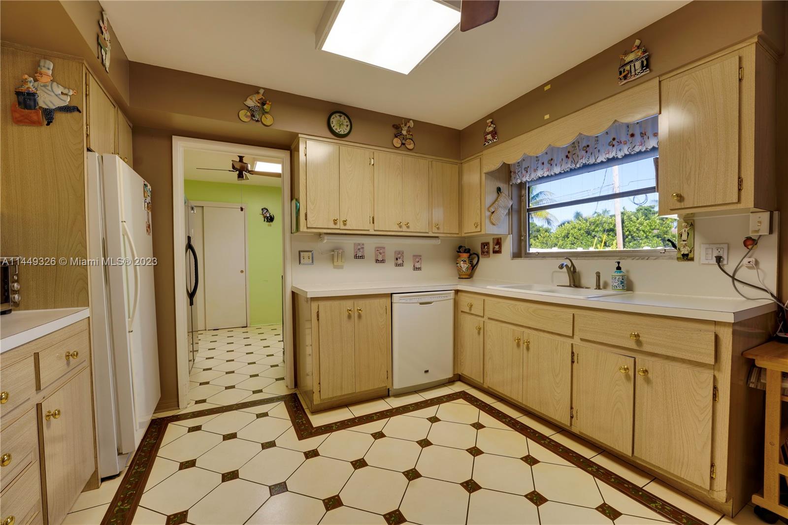 Listing Photo 10