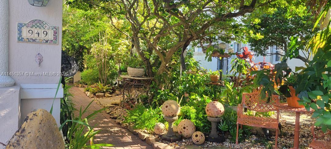 Photo 1 of 949 Harbor View N in Hollywood - MLS A11451357
