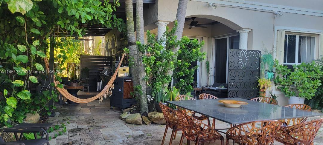 Photo 2 of 949 Harbor View N in Hollywood - MLS A11451357