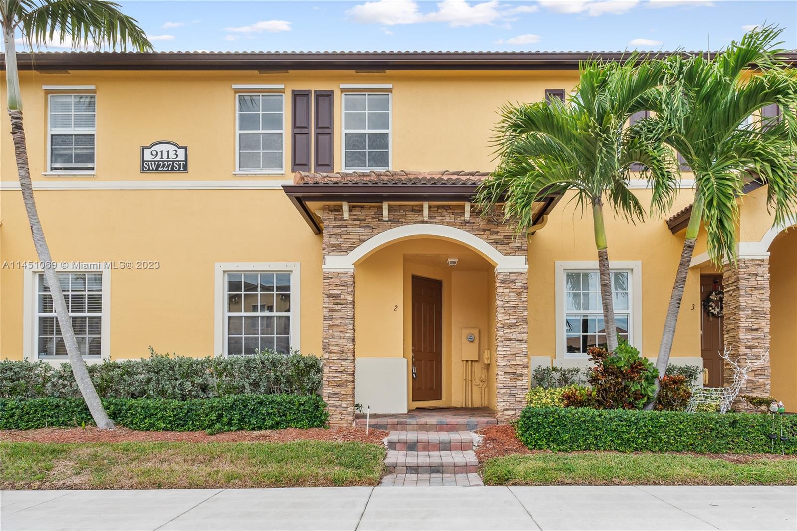 Charming and inviting 2 story townhouse in Isle at Bayshore 3beds/2.5baths. + two assigned parking spaces plus guest parking, oversized master bedroom with spacious walk-in closet. Perfect for a family. Tile floors in common areas and carpet in bedrooms. All bedrooms are very spacious with laundry room on the second floor, open style kitchen and Fenced patio. Community offers beautiful club house, swimming pool, exercise room, 24-hour security and more. Excellents schools in the area.