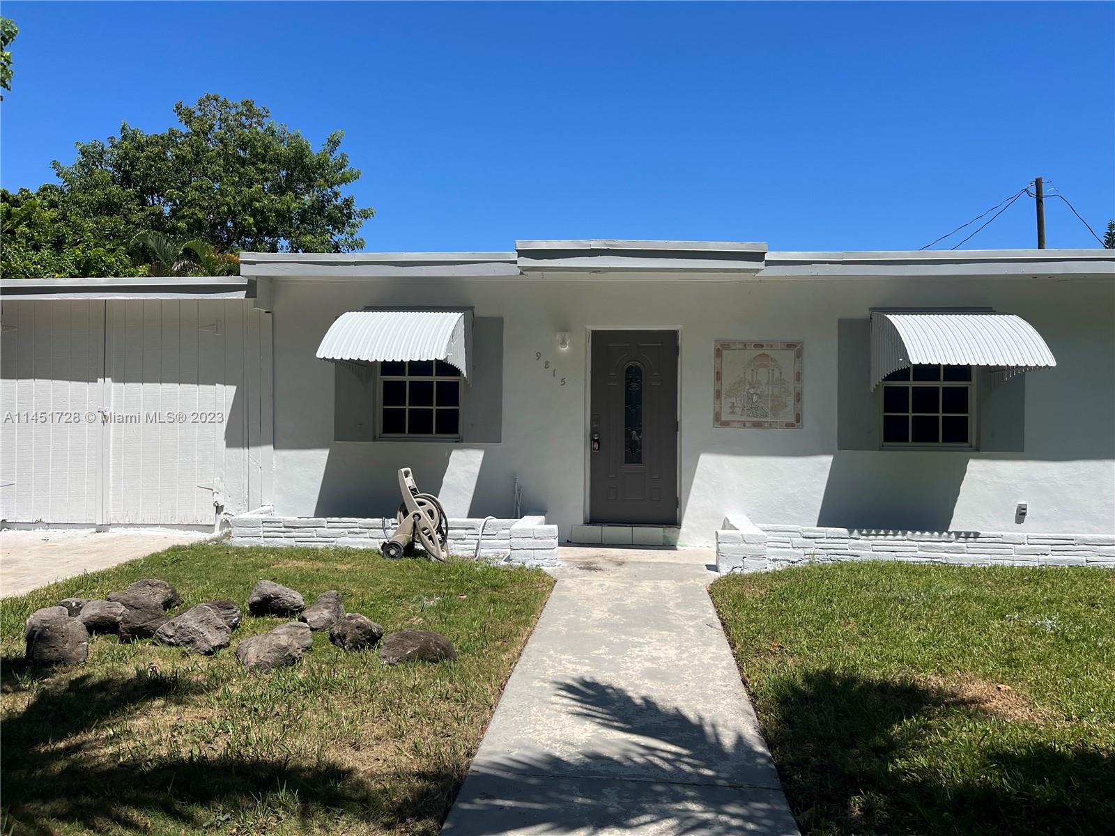 Spacious single-family home with 3 bedrooms and 2 bathrooms on a large lot in Palmetto Bay. Renovated Kitchen, tile floors with a separate efficiency that can be subleased or used for extended family.