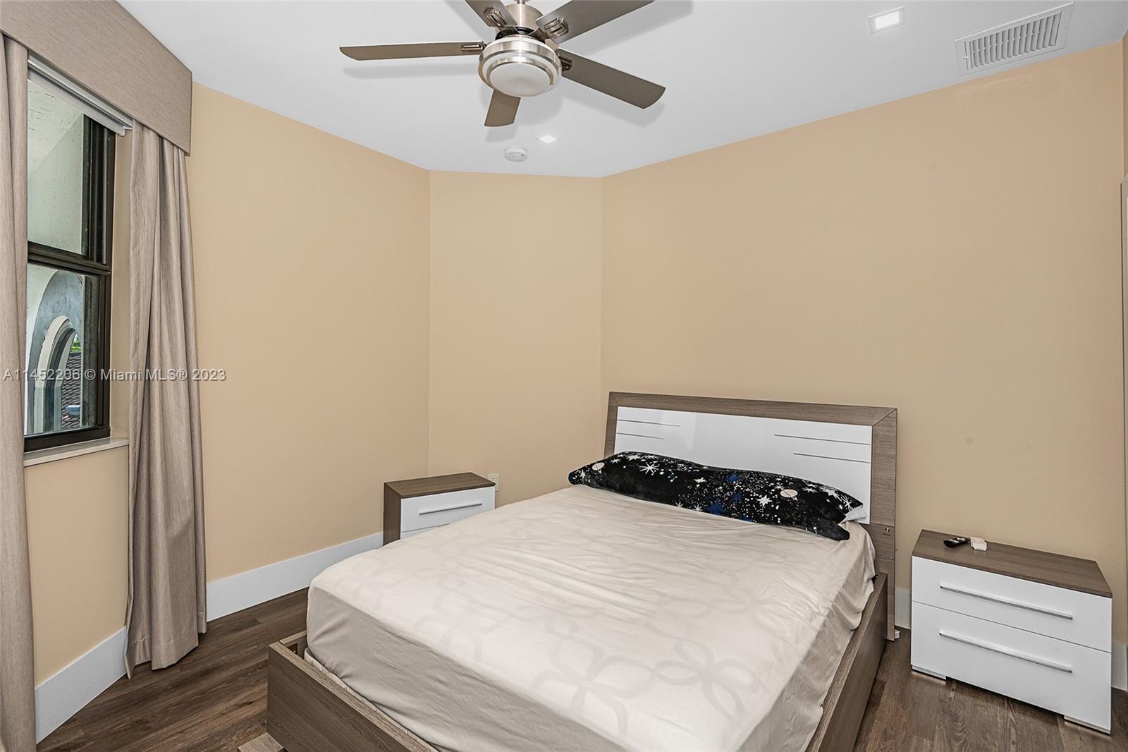 Listing Photo 11