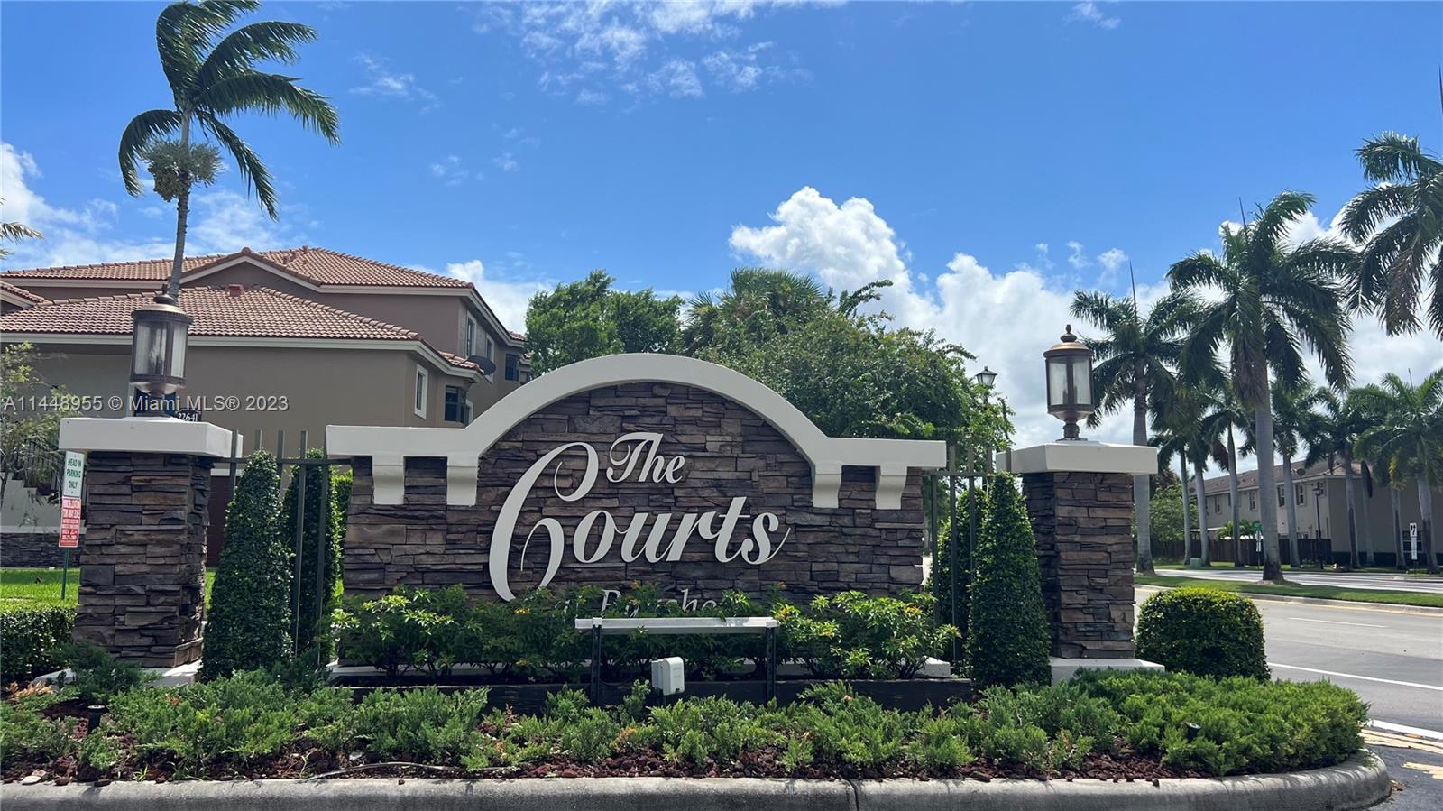 SPACIOUS TOWNHOME IN THE COURTS AT BAYSHORE. Two level 3 bedrooms 2.5 bathrooms. 
Amenities: club house with Pool, Gym, Playground. GREAT FOR INVESTORS! easy access. Location area near Black Point Marina, and many attractions located in South Florida. UNIT IS VACANT AND READY TO MOVE IN.