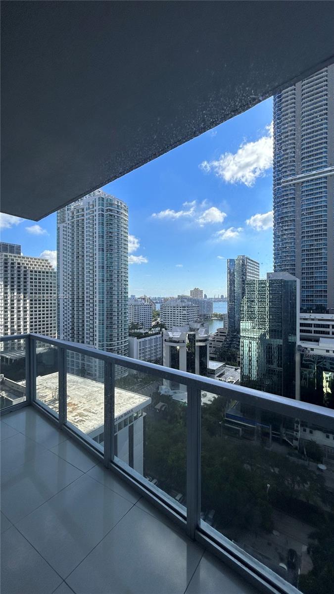 Spacious 1 bedroom apartment at 1060 Brickell Condo. Live in the heart of Brickell, close to the action and without any noise. This unit features Bosh appliances, kitchen Island, washer and dryer, assigned parking space. The community is well managed and includes swimming pool, hot tub, state of the art fitness center, billiard room, virtual golf room, business center...and much more! Available to move in immediately.