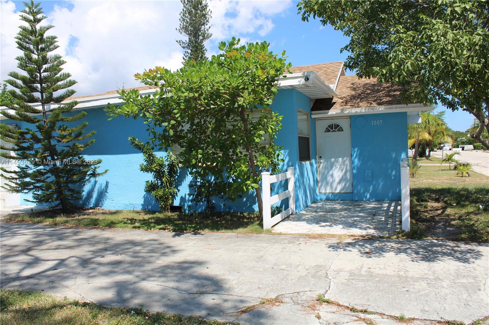 1007 N E St, Lake Worth, FL 33460