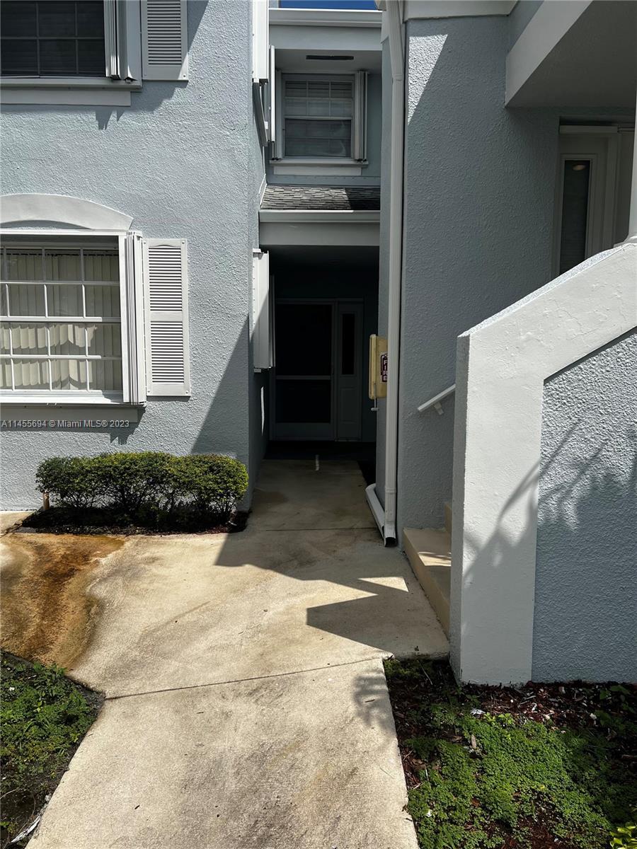 NICE 2 BEDROOM 2 BATH CONDO IN GATED COMMUNITY OF CENTER GATE.  CONDO IS TILED THROUGH OUT WITH A RELAXING SCREENED IN PATIO.  COMMUNITY HOA MAINTAINED PROPERTY WITH 24 HOUR GUARD AT GATE. WATER, SEWER, ATT BASIC CABLE AND INTERNET INCLUDED IN HOA FEES.