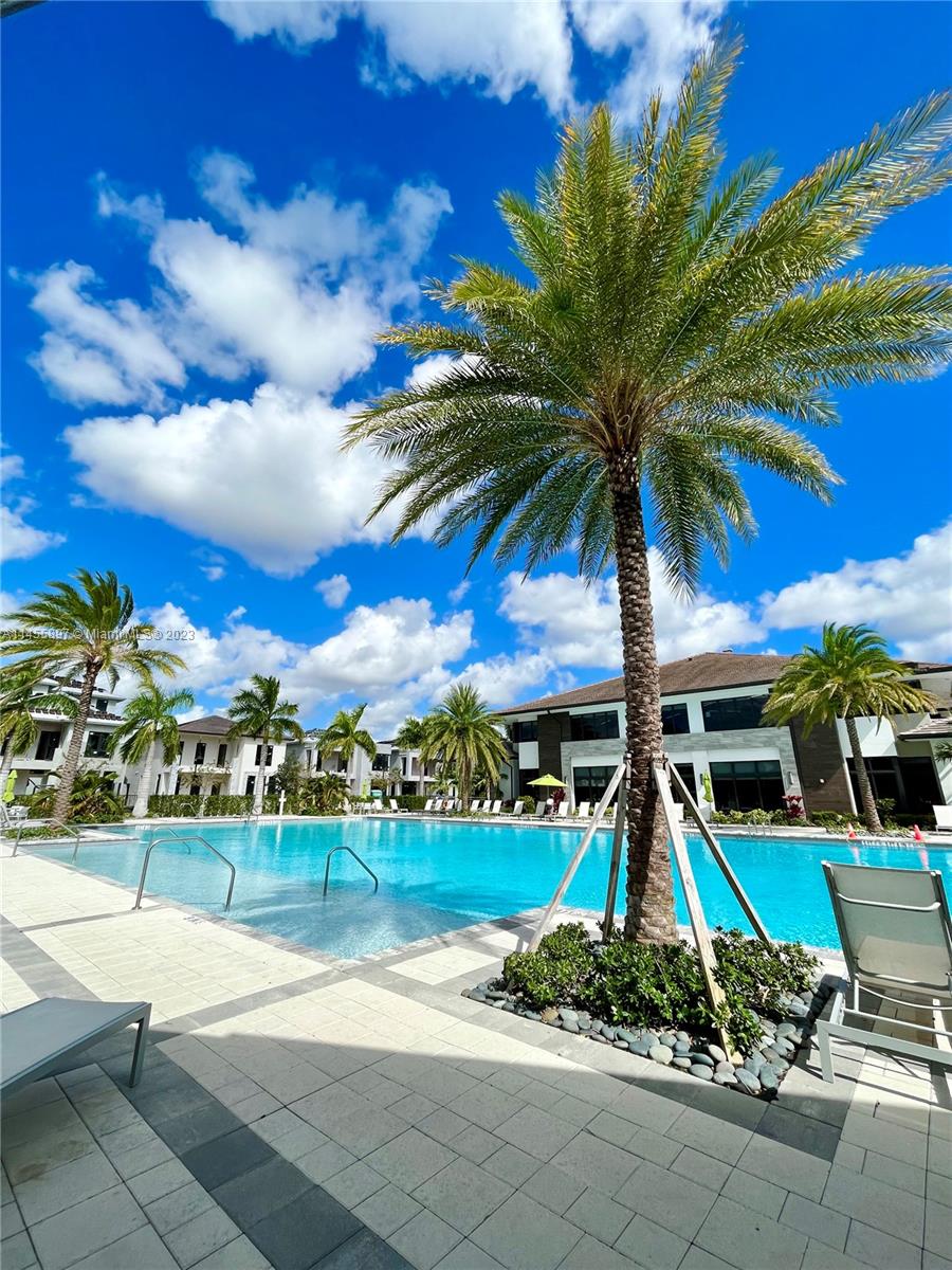 8201 NW 41st St D-402, Doral, FL 33166