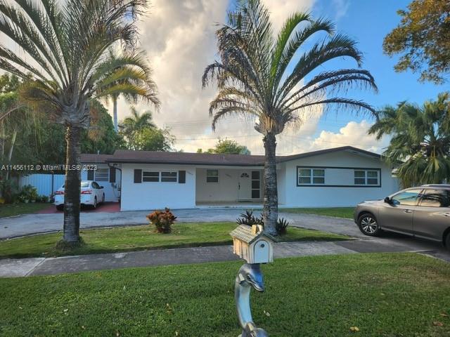Beautiful property located in Cutler Bay with a large patio and a pool to enjoy with the family. It has an outdoor kitchen and a small park for the little ones in the house. Don't miss the opportunity to visit it.