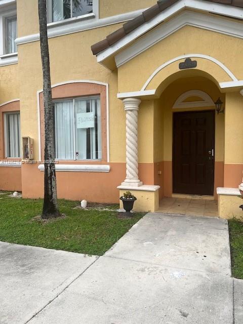 EXCELLENT TOWNHOUSE  IN HOMESTEAD  3 BEDROMS 3  BATHROOMS  PATIO  AND  LAKE   ..EXCELLENT  CONDITION