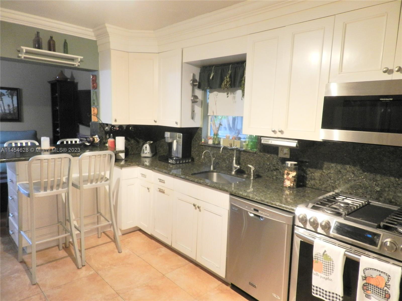 10410 NW 19th Pl, Pembroke Pines, FL 33026