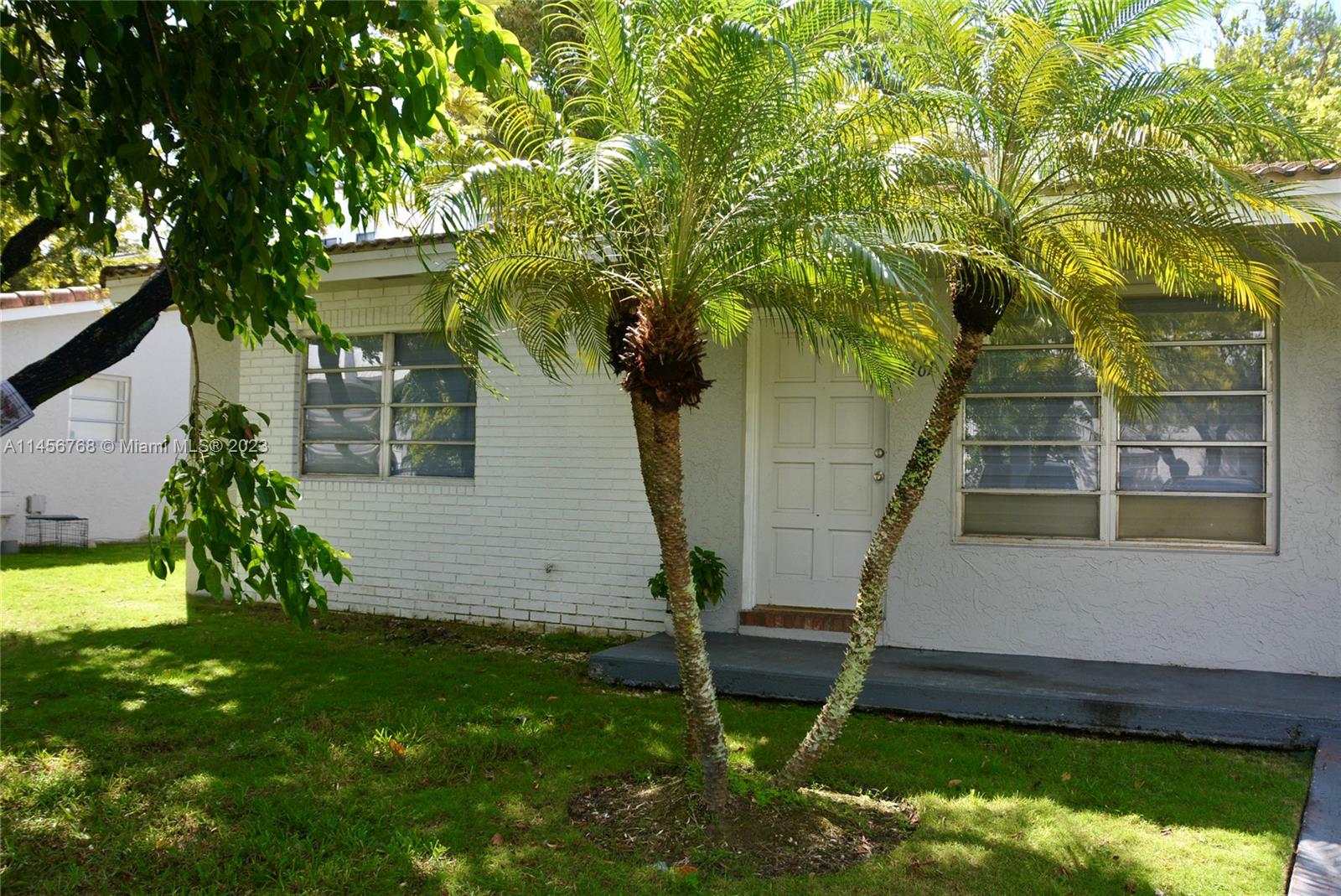 Corner unit, villa style.  Spacious 2 bedrooms and 2 bathrooms,  steps away from US-1 in Palmetto Bay. Title floors through out with fenced backyard. Utility/laundry room in the unit. 2 assigned parking spaces. Tenant occupied until September 30th, 2023.