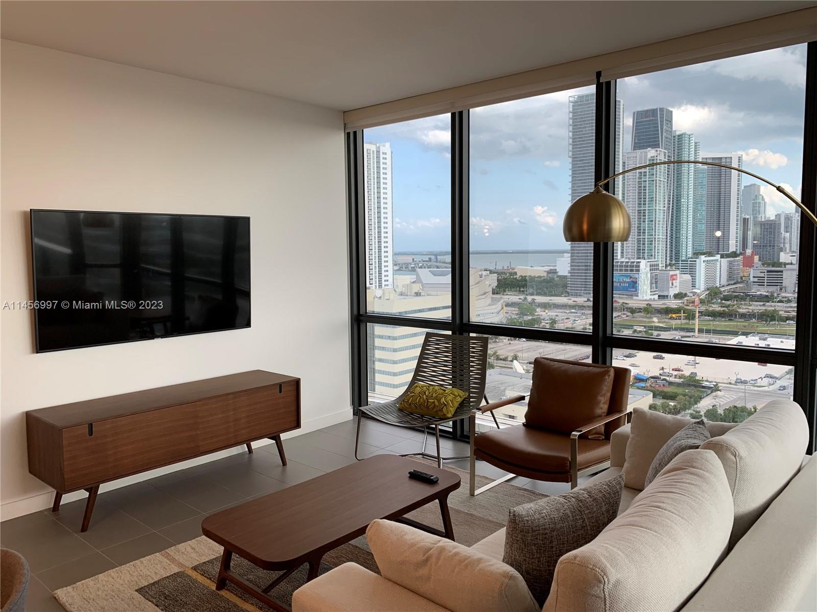 Canvas Condominio Splendor: Step into Miami's urban allure with unit 1810 – an exquisite corner gem at Canvas. Fully furnished, this home is a fusion of elegance with split bedrooms and 2 state-of-the-art baths. Bask in panoramic views while enjoying the array of amenities Canvas offers. Natural light, impeccable design, and a haven of luxury await. At the heart of Miami’s vibrant pulse, this is more than a home – it’s an experience. Embrace upscale living.
