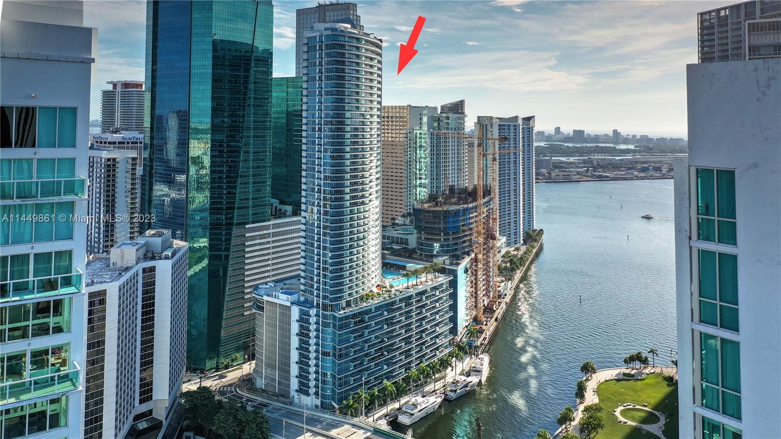 Exclusive modern double "ONE OF A KIND" lower penthouse at Epic Condo, Downtown Miami. 4 bed/ 4 bath/ 2 half baths, 2 kitchens, 2 living rooms, 2 dinning areas, 2 laundry areas, 3 parking spaces. Top-notch finishes, 48x48 floors, city & water views, 2 kitchens with sub-zero appliances, oversized balconies & more. Prestigious building home to Zuma restaurant, pools, 5-star spa/yoga/fitness center. Walking distance to Brickell, Bayside, Novikov & II Gabbiano. Whole Foods, Silver spot Cinema nearby. Ideal for large families that want to have some privacy and comfort.