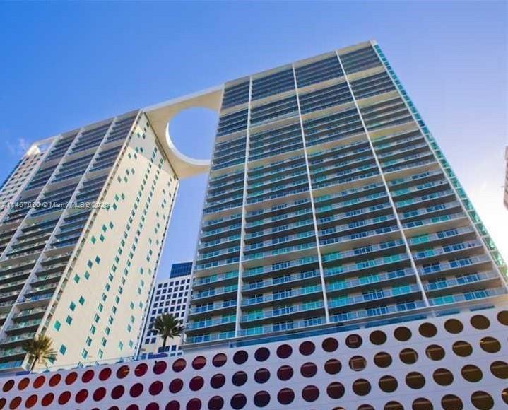 Spectacular Partially Furnished 1 bedroom, 1 bathroom apartment located in the heart of Brickell. This unit has a large balcony with water views. 500 Brickell Condominium is a building that stands out for its tranquility, location, and luxury amenities, 2 swimming pools, a Jacuzzi, full gym, games room, theater, BBQ area, and Clubhouse. Steps from restaurants, supermarkets, and bars.