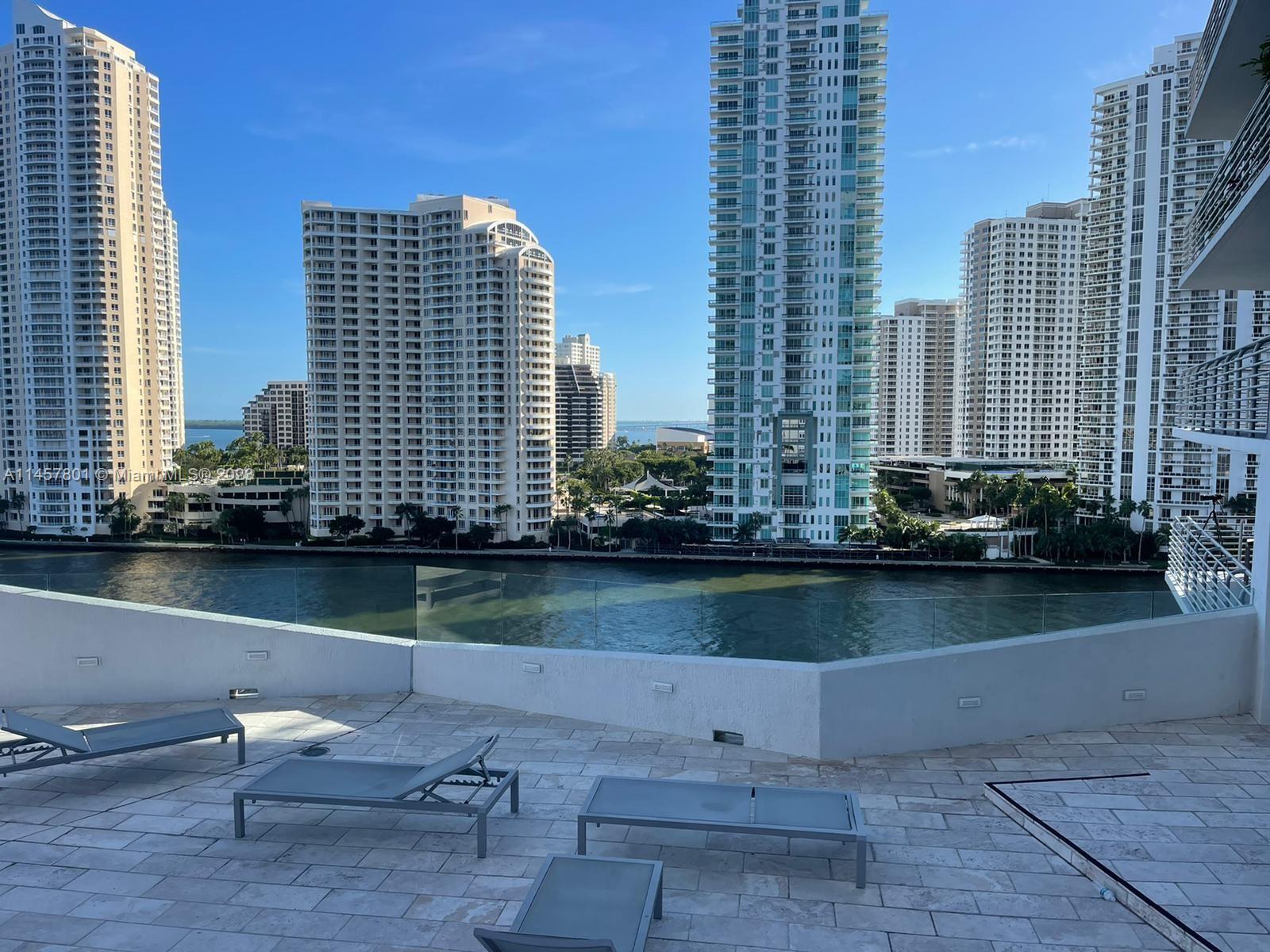 Condo of 1 bedroom in floor 37 with excellent views of water bay and city. Extraordinary building with amenities. Cozy apartment of 1 bedroom, 1 full bath, balcony, open design with high impact windows & high ceilings. Opportunity to live in an important area close to the main activities in Miami. You need at least with 1 day in advance to make an appointment. Easy to show.