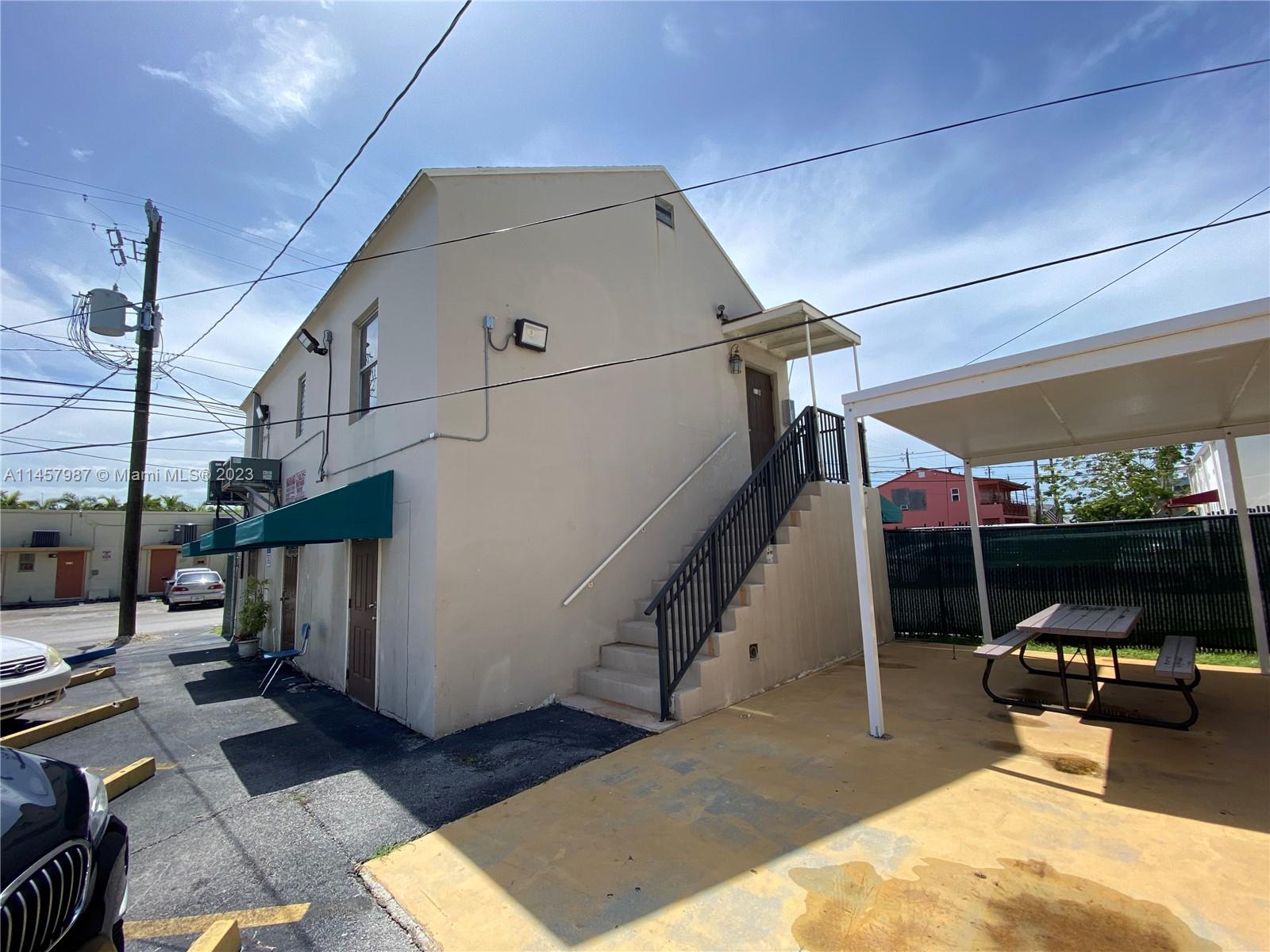 Very well located ONE BEDROOM/ONE BATHROOM APARTMENT for RENT .
Second floor, no elevator, electric and water utilities included for $1,600 per month.