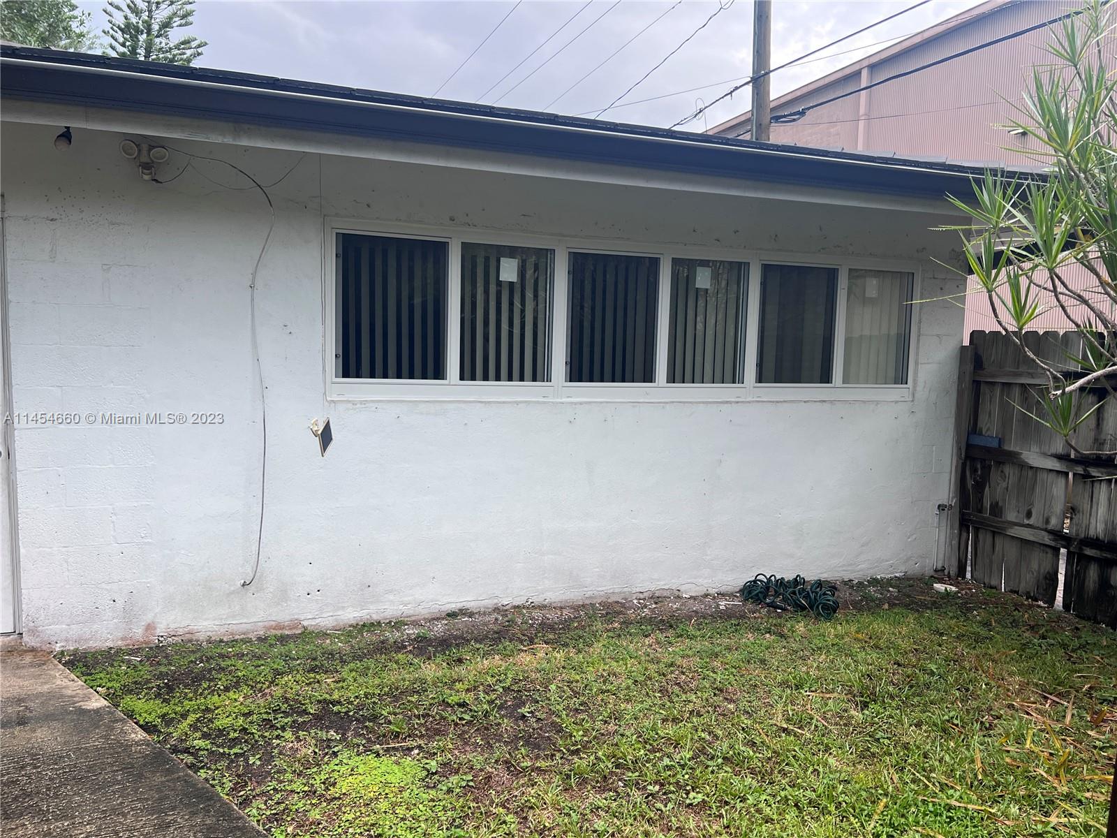 Quaint  rear cottage home fenced front yard. Fenced in parking with an auto gate opener . washer dryer in unit  lots of closest separate bedroom. include water, light, cable internet