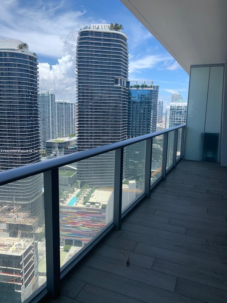 Beautiful unit at the 1010 Brickell, 1 bed 1 bath. Great amenities. A must see.