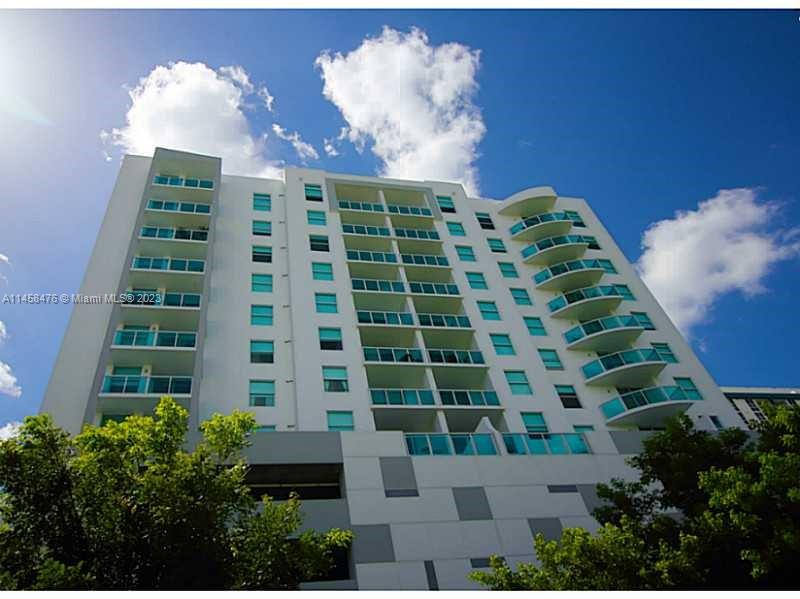 Unique Opportunity! Selling a cozy 1BR/1BA apartment with west-facing views in Brickell. Full kitchen, washer/dryer, walk-in closet, balcony, assigned parking, and storage. Boutique building: security, pool, gym, party room. Maintenance $462/month. FHA approved. Rented until June 2024 for $2,400/month. Steps from Publix, Mary Brickell Village, and more. Don't miss out on this Brickell deal!
