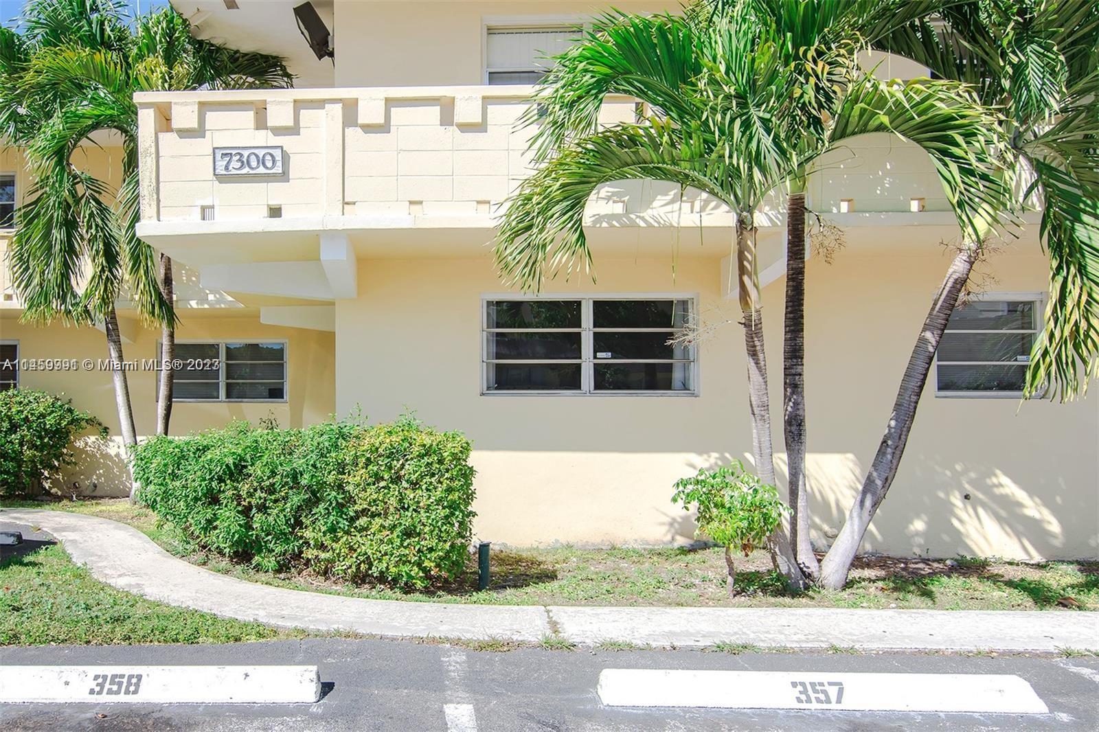 Beautiful garden apt 2/2 totally remodeled. Wood floors, screened porch, a fan in every room, washer/dryer inside unit. Great location, walking distance to Dadeland.