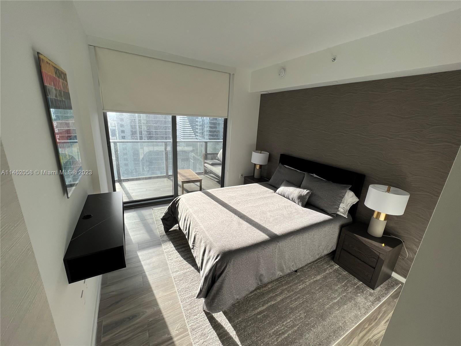 Spectacular apartment in SLS LUX Brickell Condominium. Enjoy this exceptional FULLY FURNISHED apartment and the comforts of a luxury building in the best location in Miami. Shops and restaurantes agrees the street at Brickell City Centre. Public supermarket 2 minutes walk and everything you need is walking distance.
SEASONAL RENTAL from 3-6 Months also available!!!