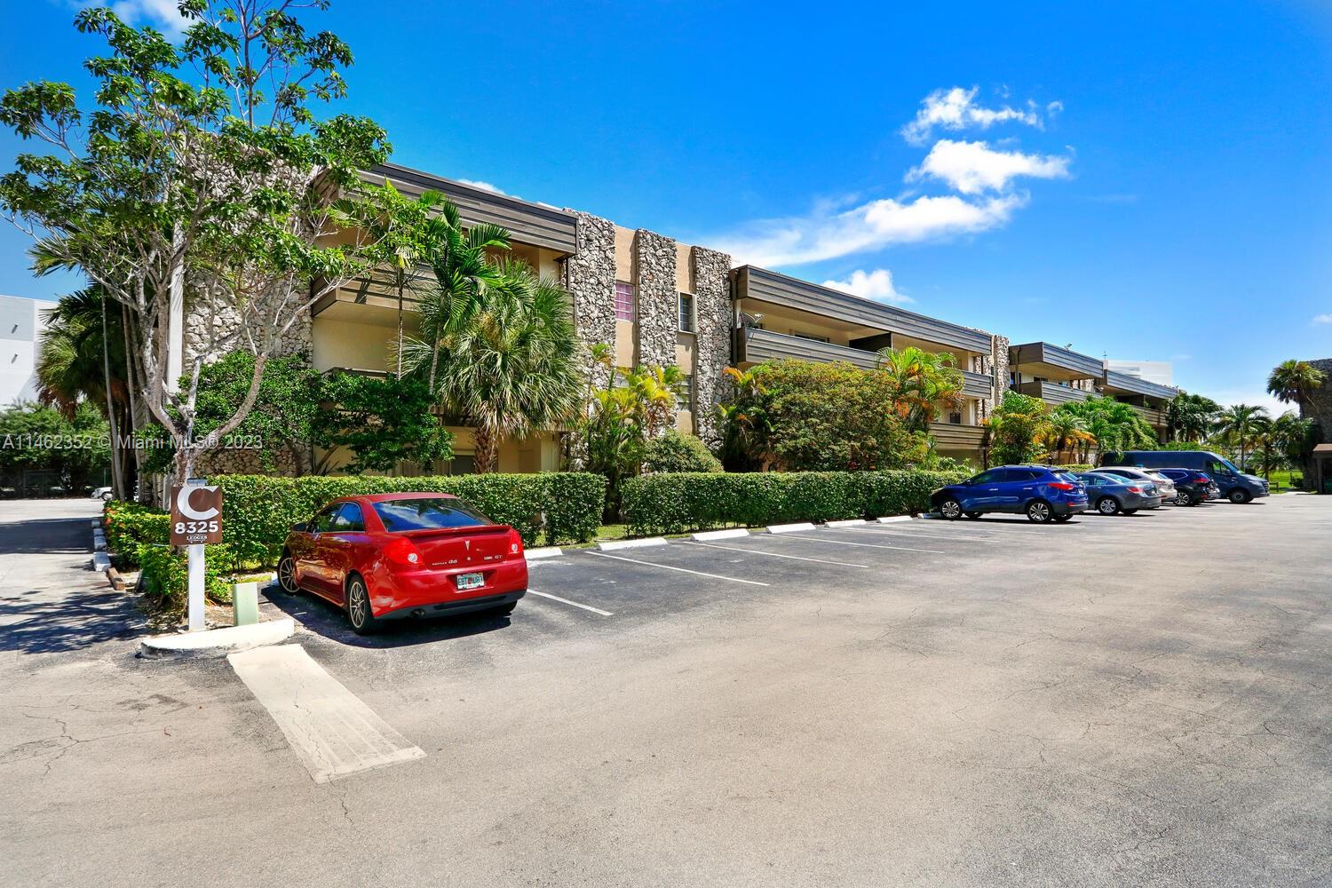Live in the heart of it all! This spacious 2br/2ba 3rd floor condo unit is located at the Ledges, and is just a short distance to Dadeland, Target, Metrorail and close drive to Baptist Hospital. Open kitchen with plenty of storage space and pantry, private oversized balcony, large walk-in closet in primary bedroom, two assigned parking spaces. The Ledges has tennis courts, "clubhouse" and a nice big swimming pool. Great opportunity for an investor!