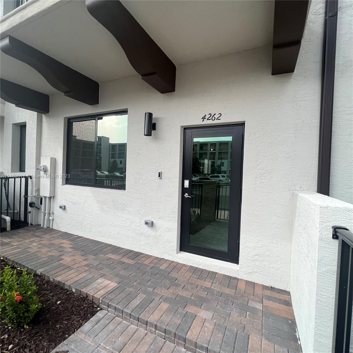 Photo 2 of 4262 NW 83rd Ave in Doral - MLS A11463517