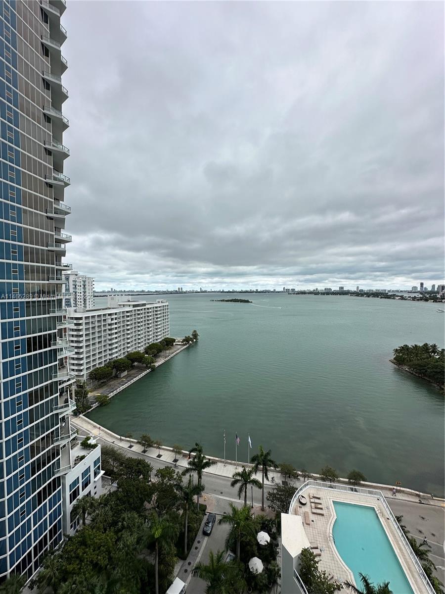 Beautiful Bright spacious 1 bedroom 2 full bathroom plus den unit with direct bay views. State of the art amenities a must see. Vacant easy to show. Call or text listing agent